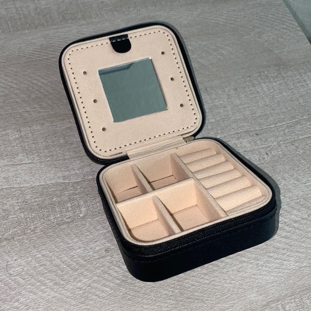 Travel case for jewelry